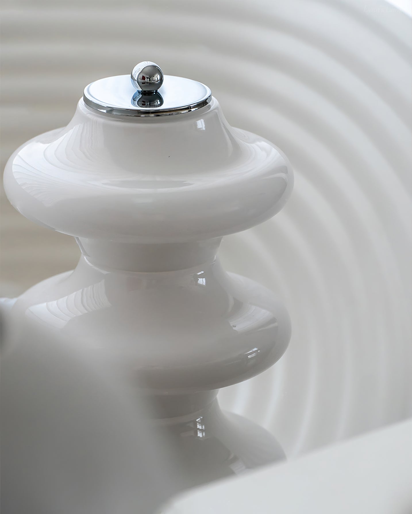 Gros plan sur l'interrupteur à bouton-poussoir de la lampe