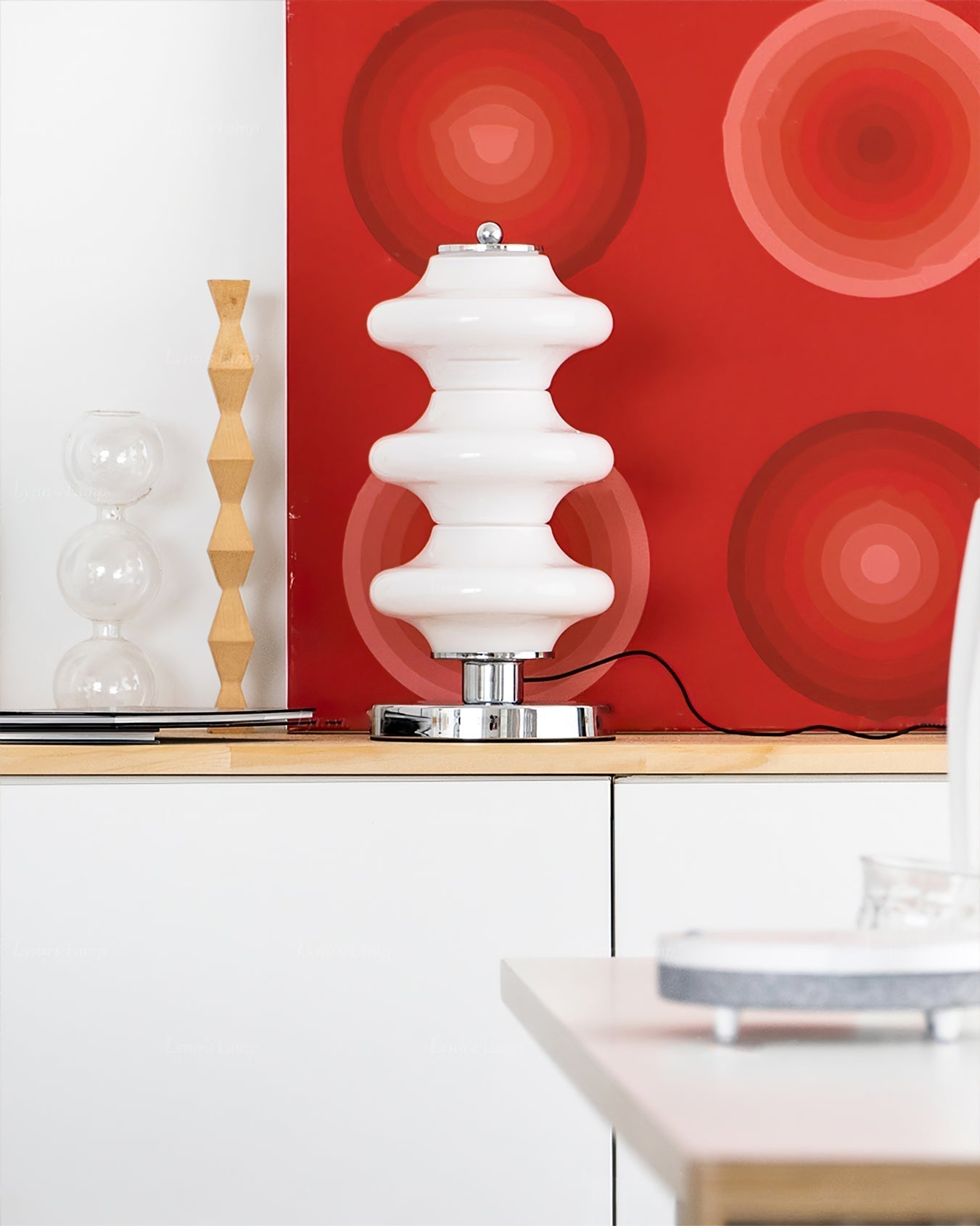 Lampe de table sur une table en bois, ambiance intérieure