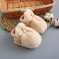 Vue de dessus des chaussons bébé montrant le design élastique