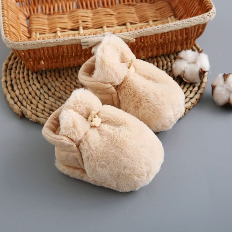 Vue de dessus des chaussons bébé montrant le design élastique