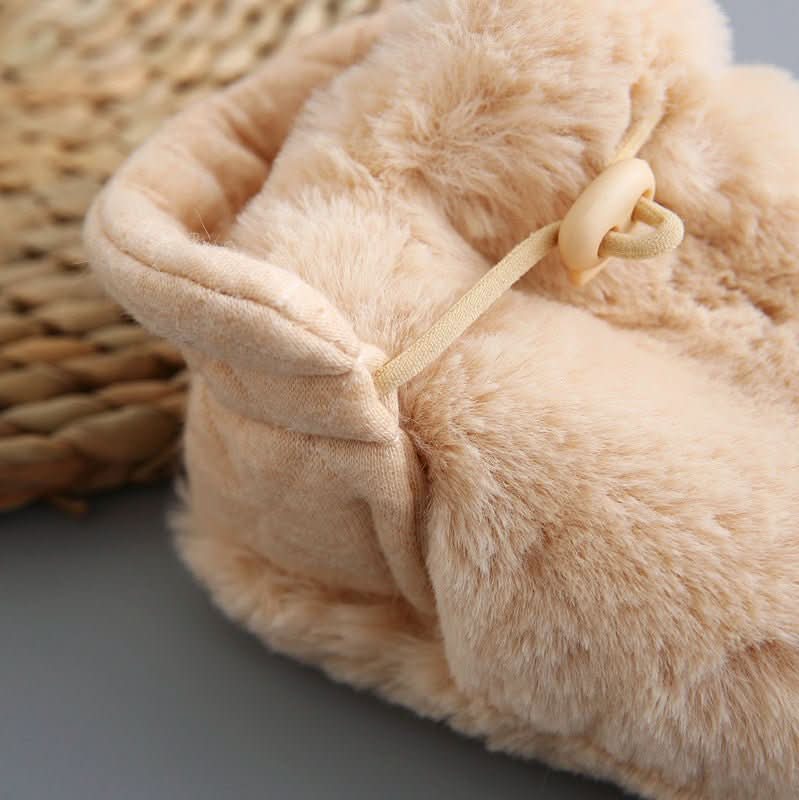 Vue de côté des chaussons bébé avec capuchon protecteur