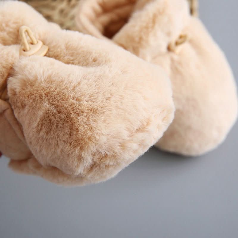 Chaussons bébé montrant le design élastique pour un bon ajustement