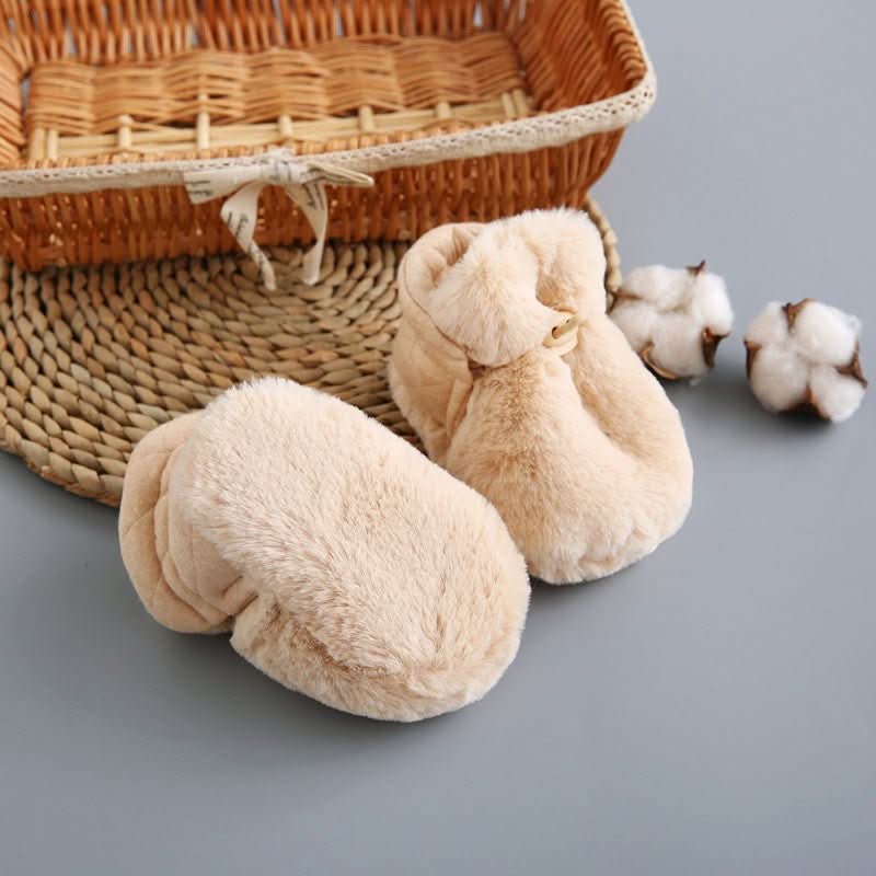 Gros plan sur le tissu respirant des chaussons bébé