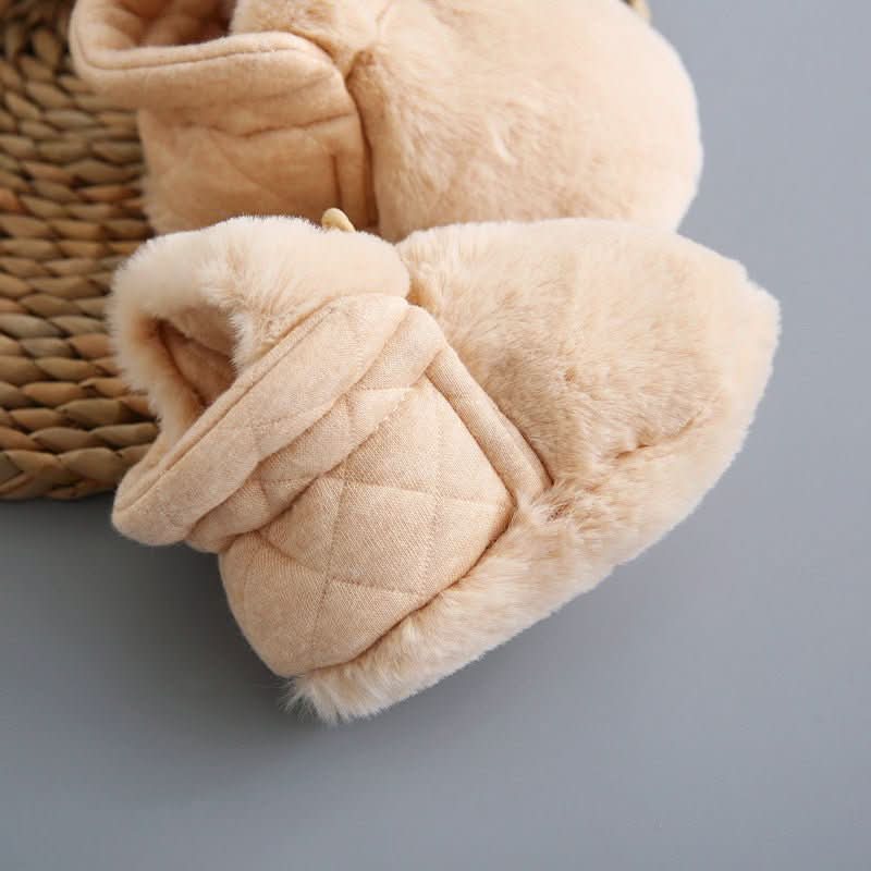 Vue arrière des chaussons bébé avec protection anti-collision