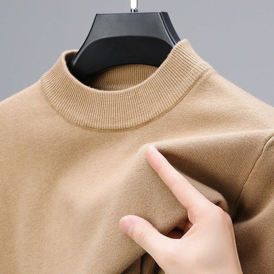 Homme ajustant son pull cachemire devant un miroir