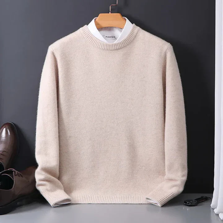 Pull en cachemire avec col rond sur fond neutre
