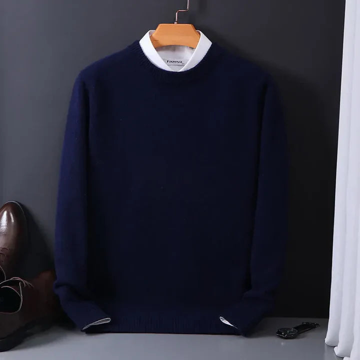 Homme portant un pull en cachemire, vue de profil