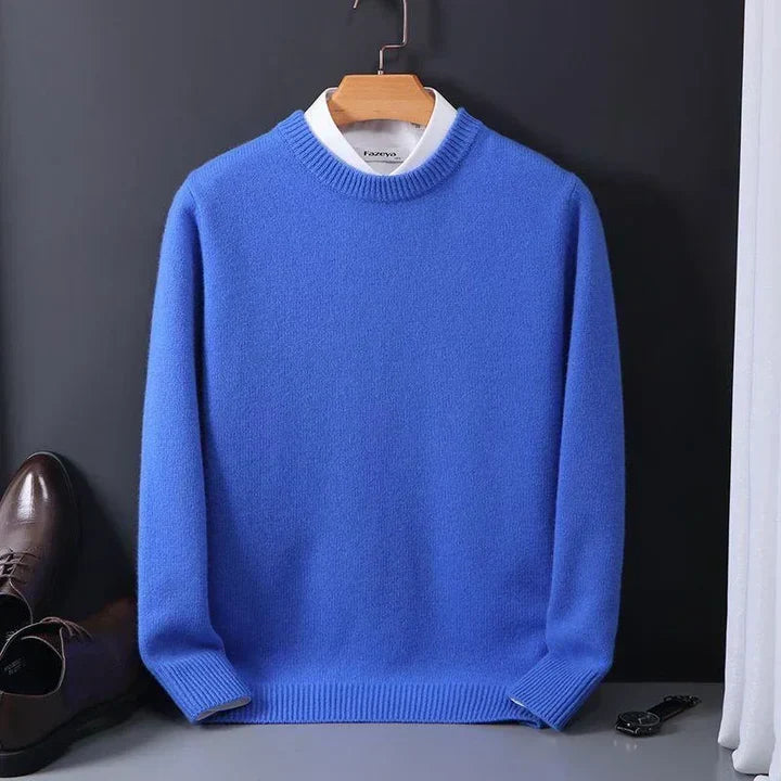 Gros plan sur l'encolure en V du pull en cachemire