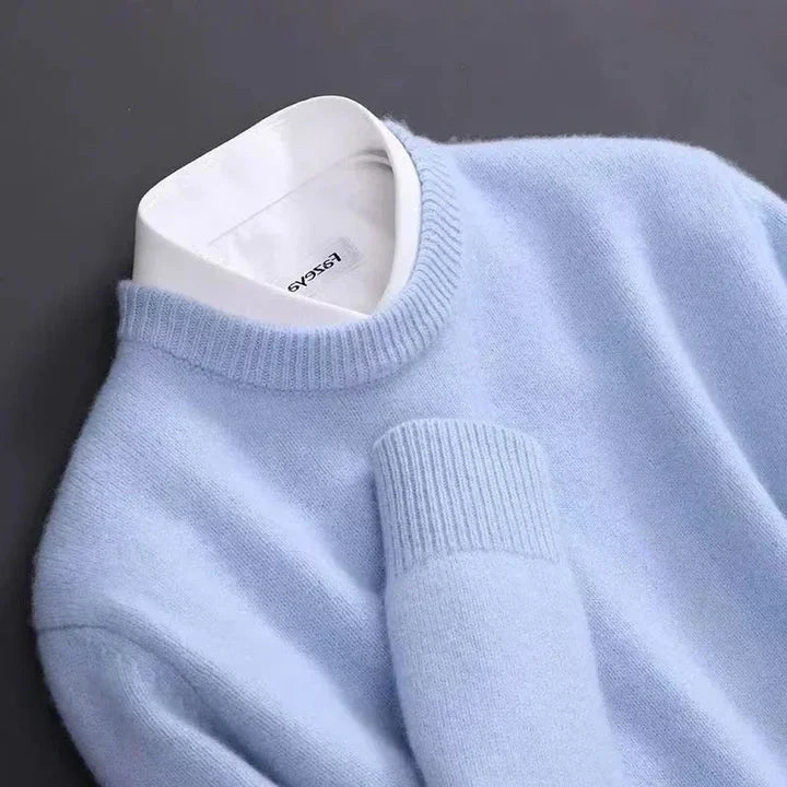 Pull en cachemire gris pour homme sur mannequin