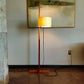 Vue latérale du lampadaire dans un salon moderne