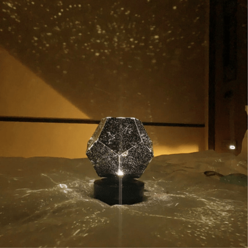 Projecteur galactique sur une table en bois, lumière bleue