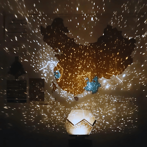 Vue rapprochée du projecteur avec motifs étoilés colorés
