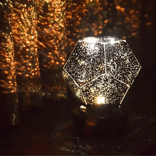 Projecteur illuminant un plafond avec des étoiles multicolores