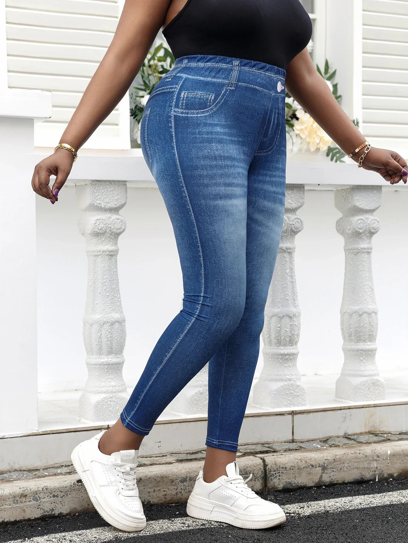 Vue de côté de jeggings slim pour un look moderne et confortable