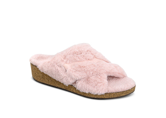 Chaussons élégants montrés en intérieur sur un tapis