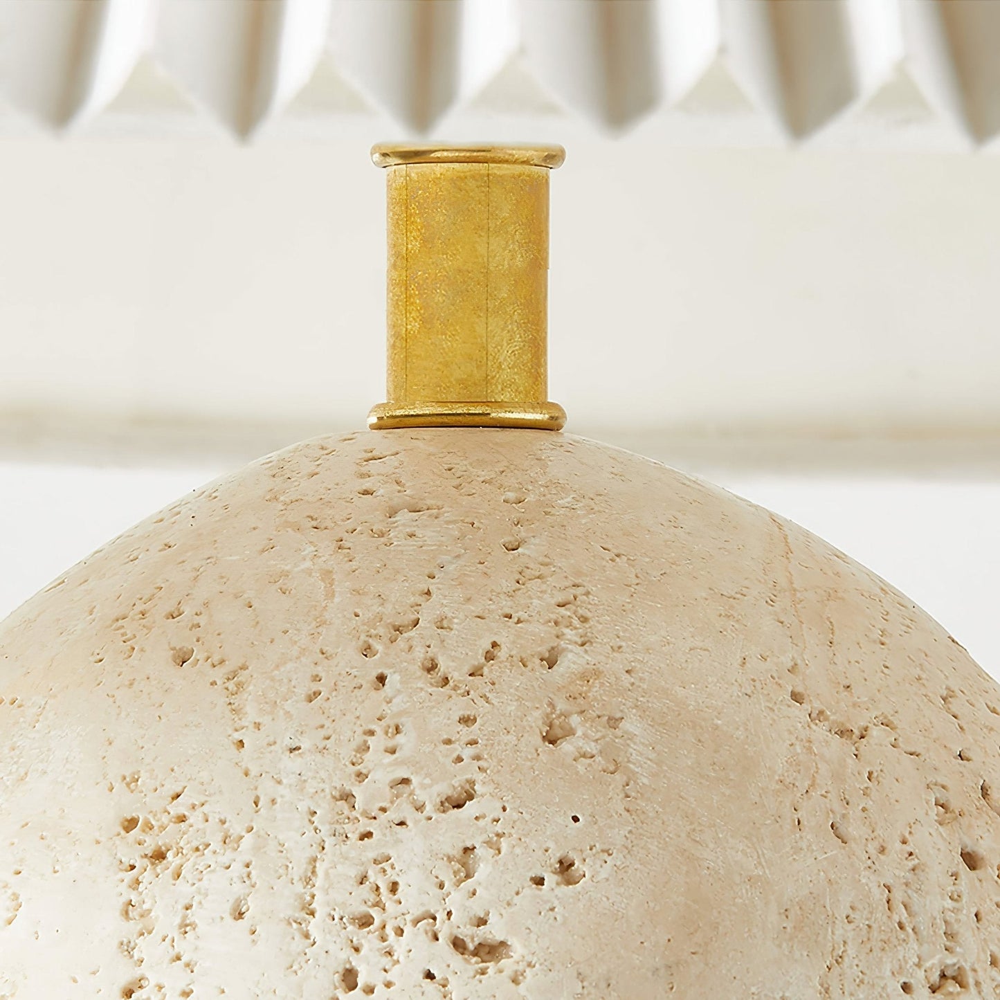 Détail des veines subtiles sur la base en travertin