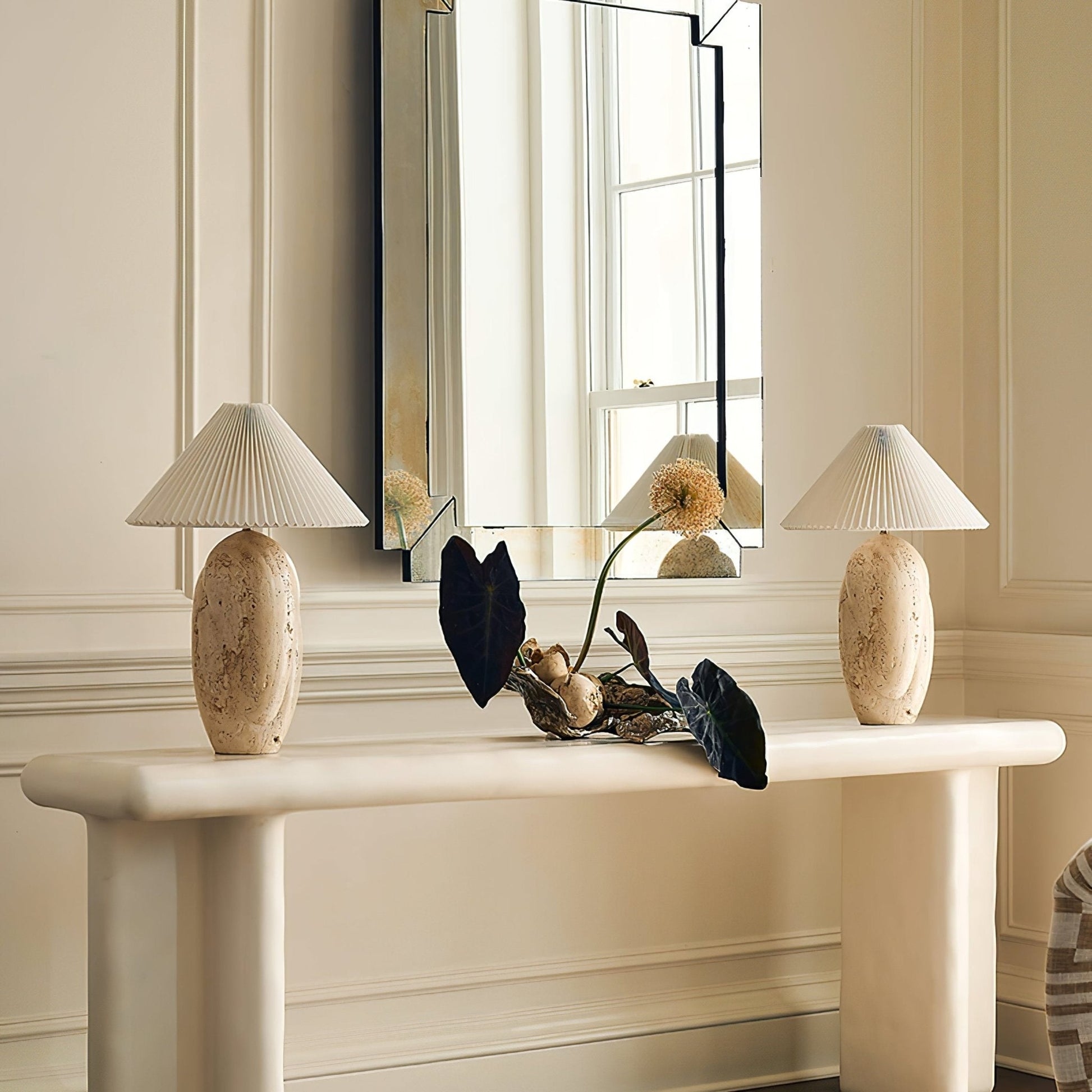 Lampe de table sur une commode en bois