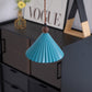 Lampe suspendue noire au-dessus d'une table à manger