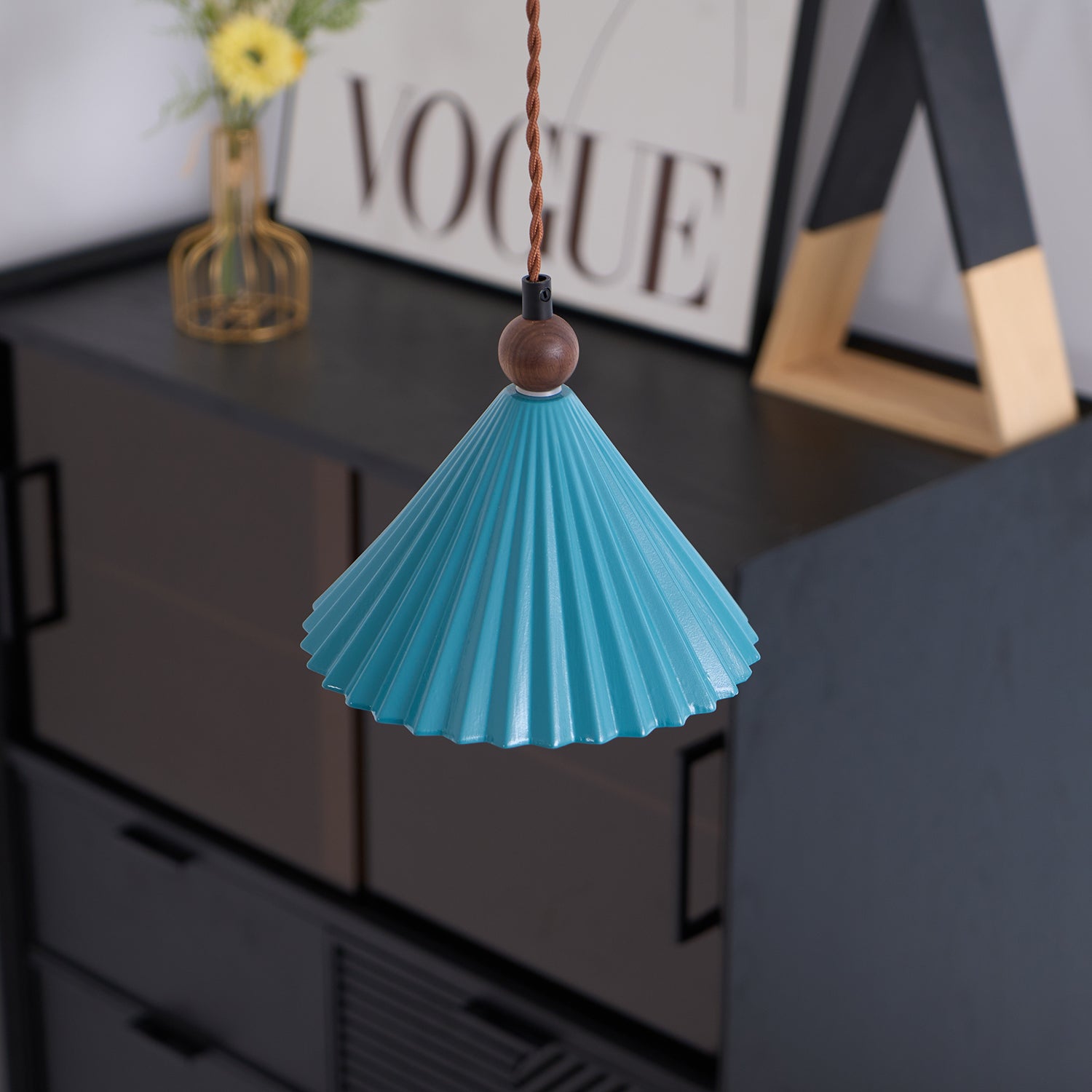 Lampe suspendue noire au-dessus d'une table à manger