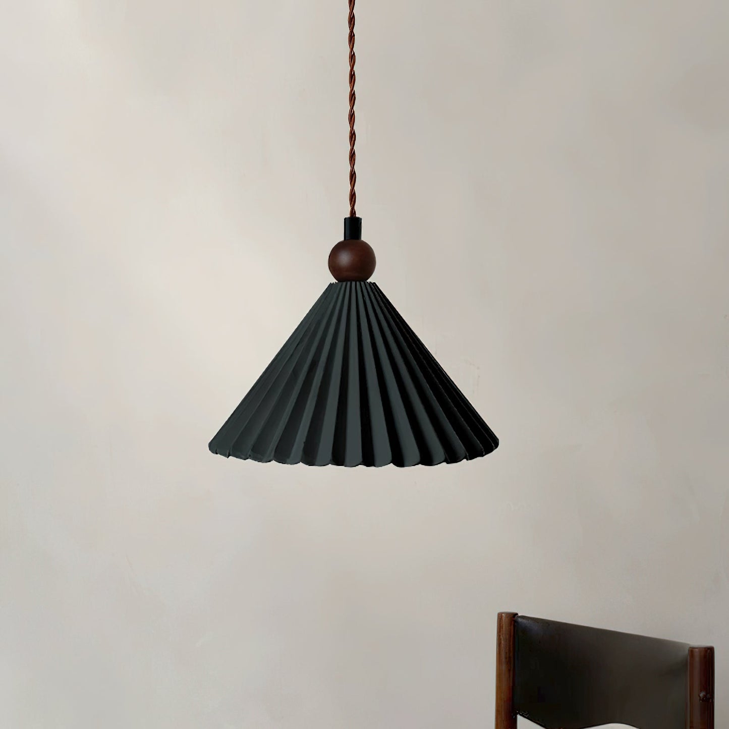 Vue latérale de la lampe suspendue en céramique noire