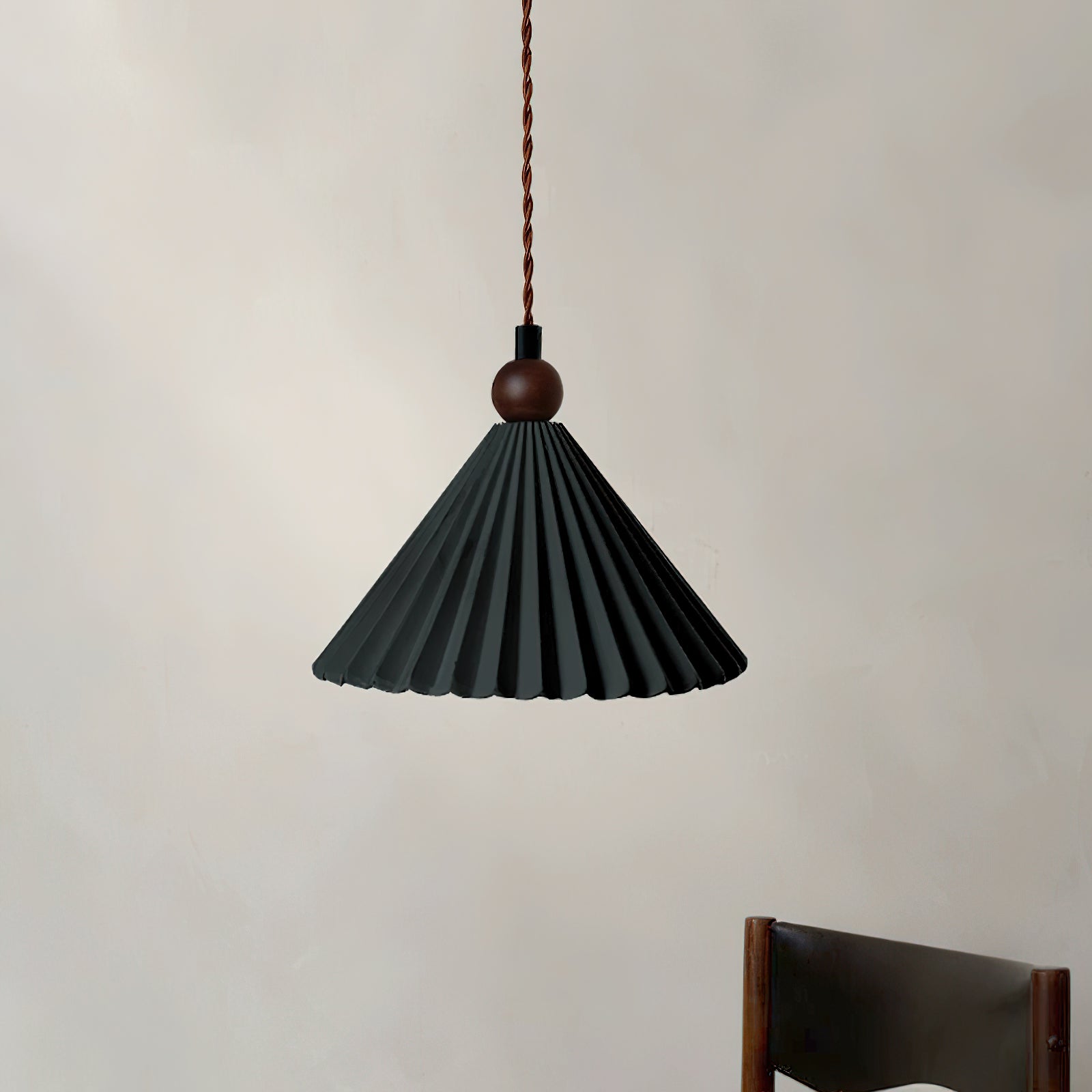 Vue latérale de la lampe suspendue en céramique noire