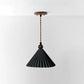 Détail du design plissé en céramique de la lampe