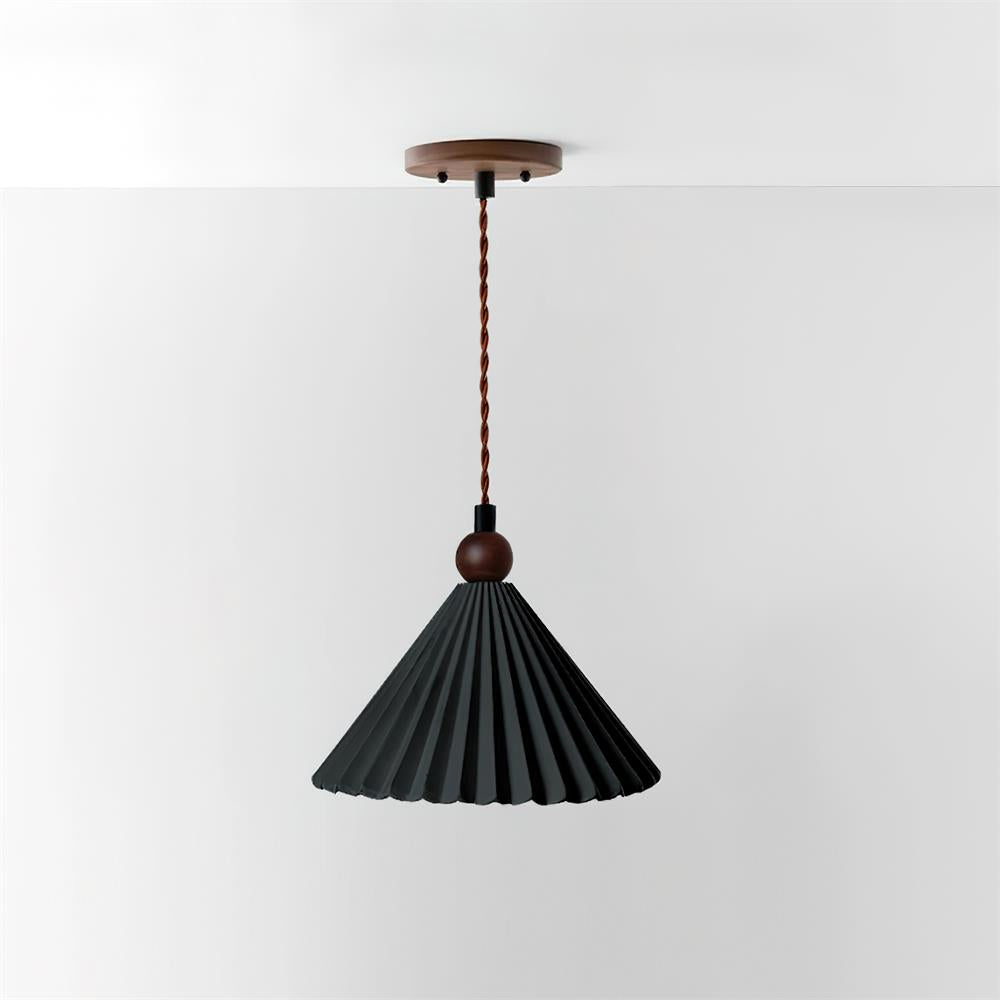 Détail du design plissé en céramique de la lampe