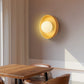 Applique murale diffusant une lumière chaude et accueillante