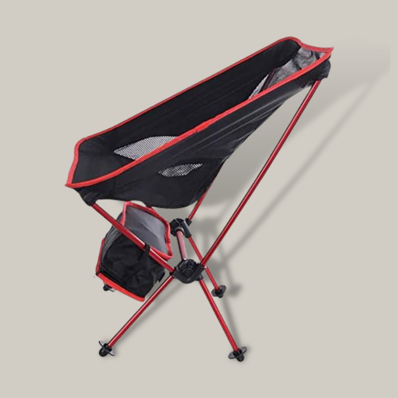 Chaise de camping pliée avec sac de transport inclus