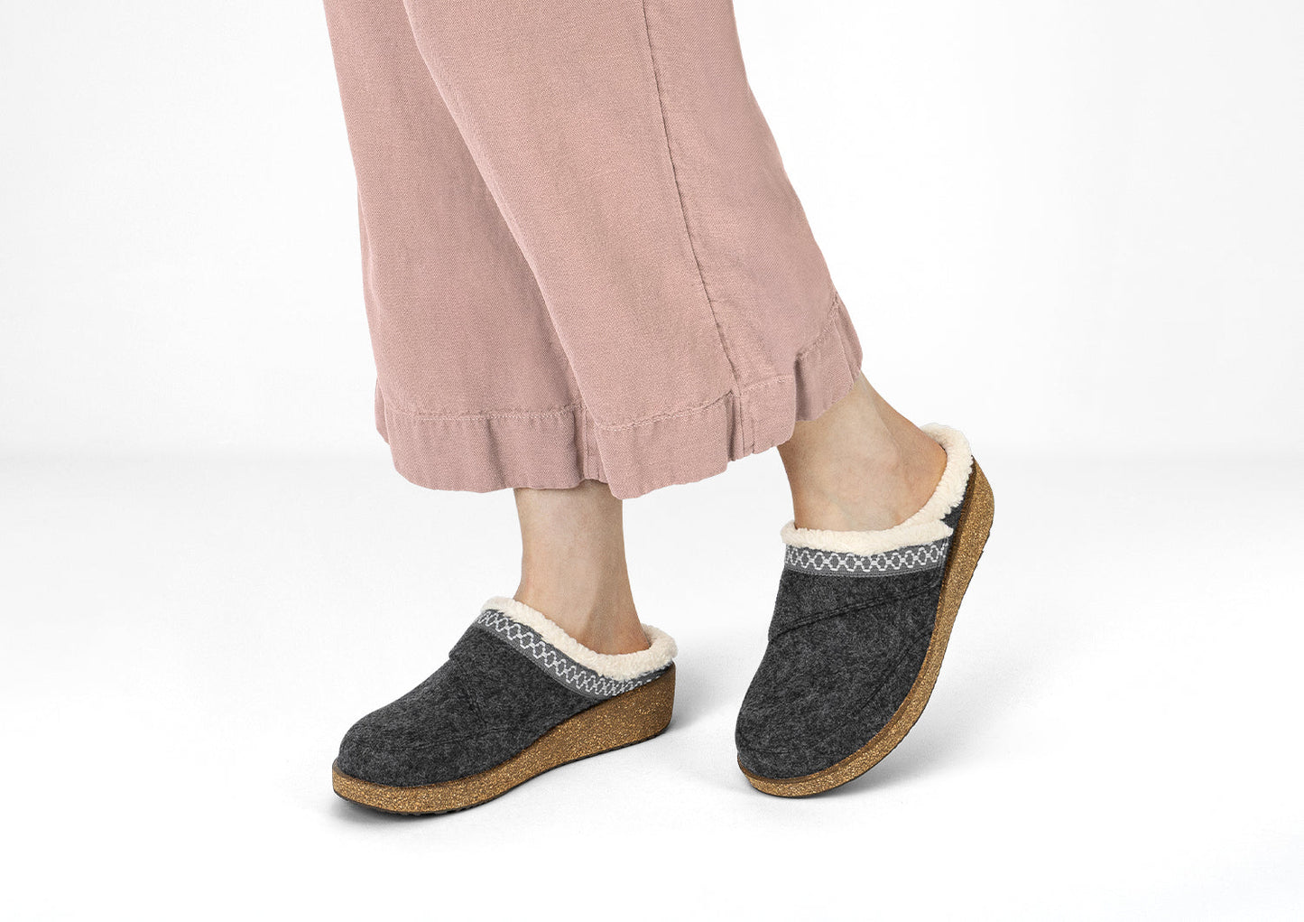 Pantoufles grises avec doublure en fourrure synthétique vue de côté