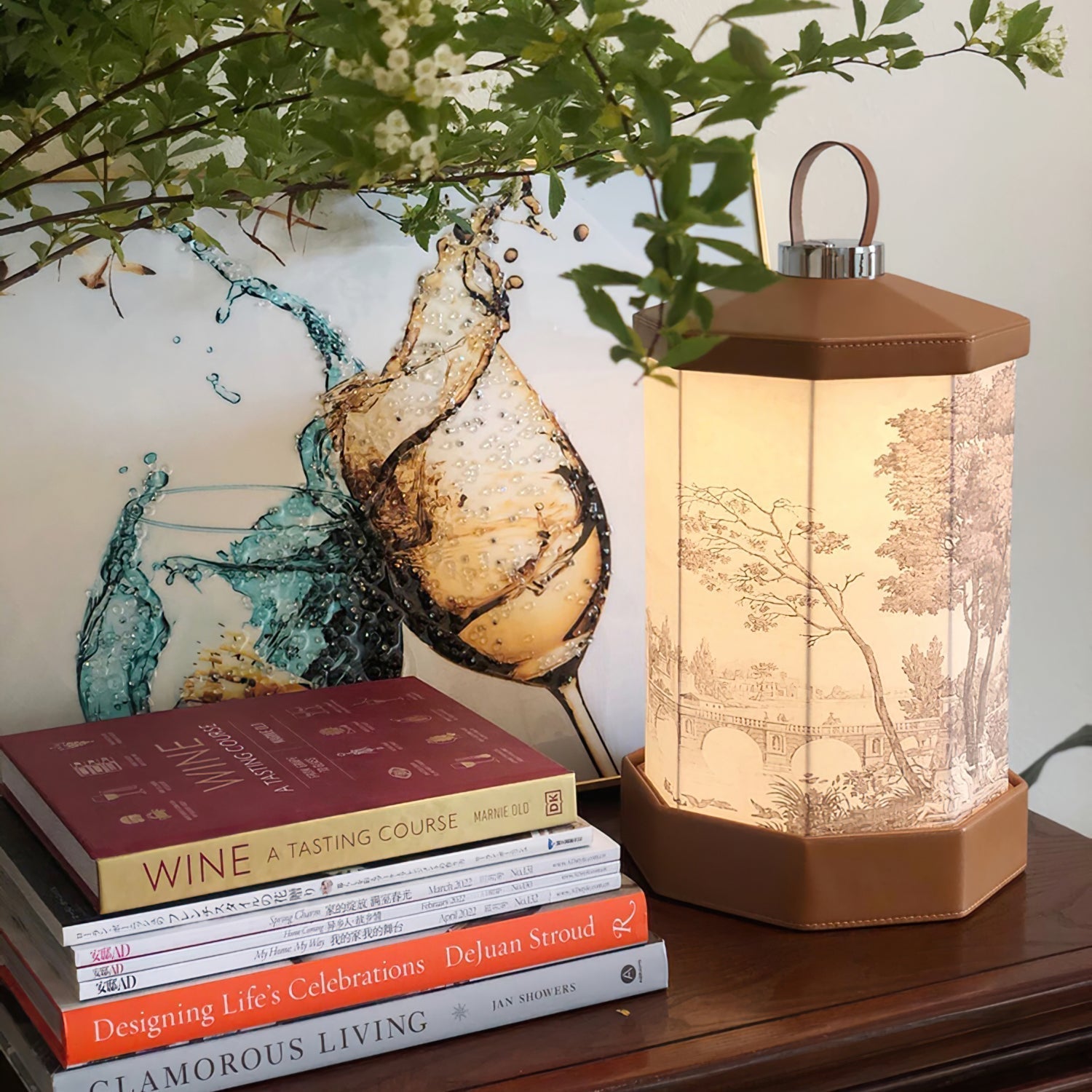 Vue latérale de la lampe montrant le design élégant