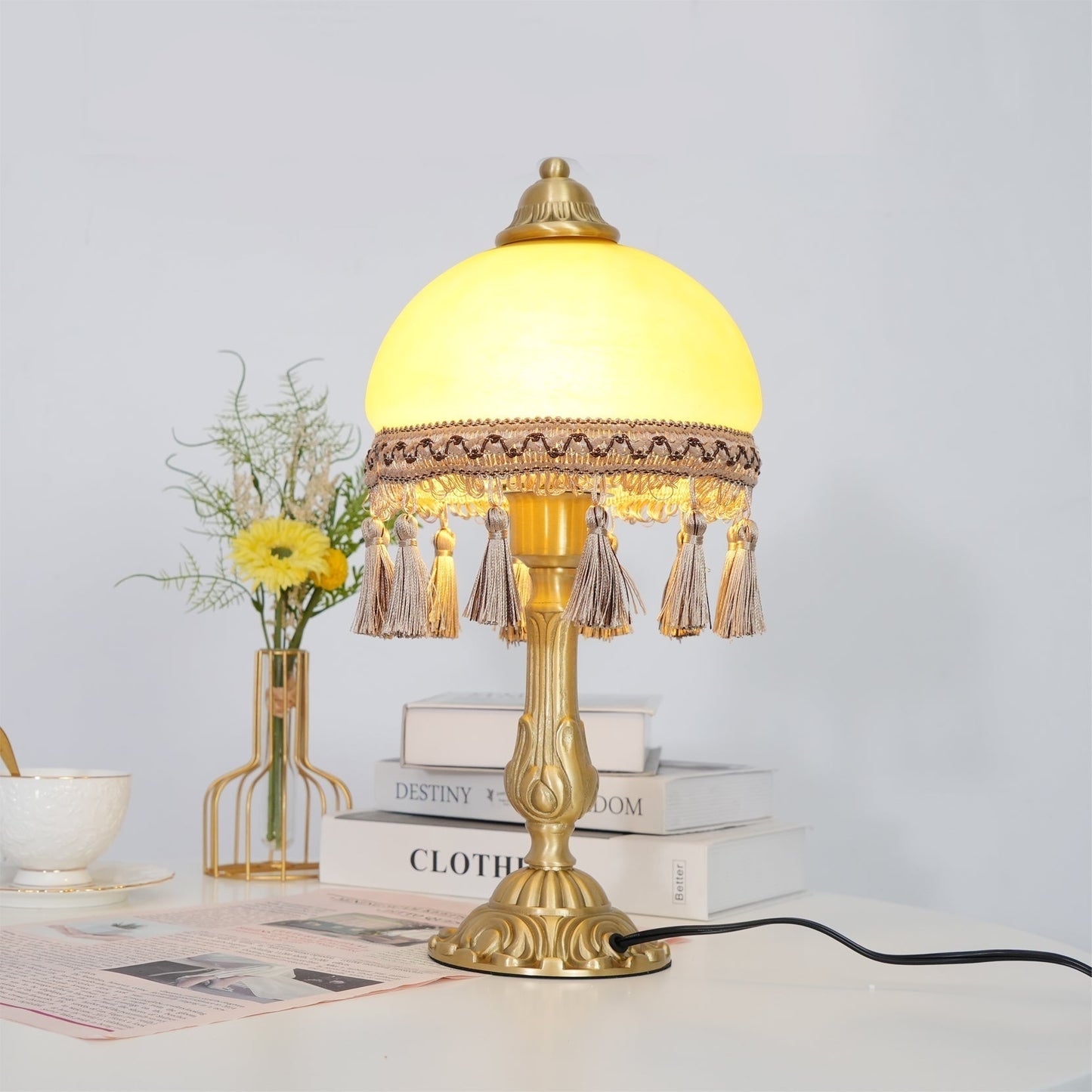 Lampe de bureau en laiton avec pompons en tissu