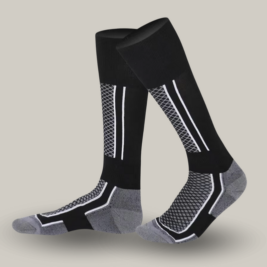 Gros plan sur chaussettes de ski avec renforts visibles