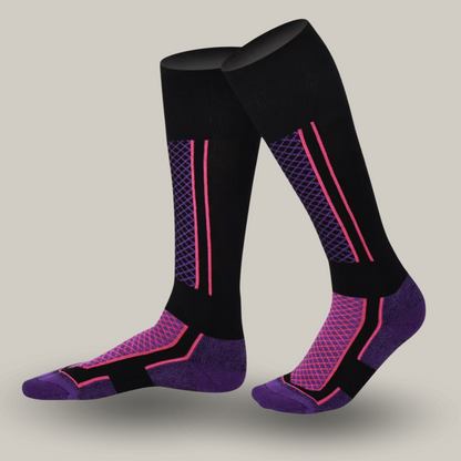 Chaussettes de ski isolantes sur fond enneigé