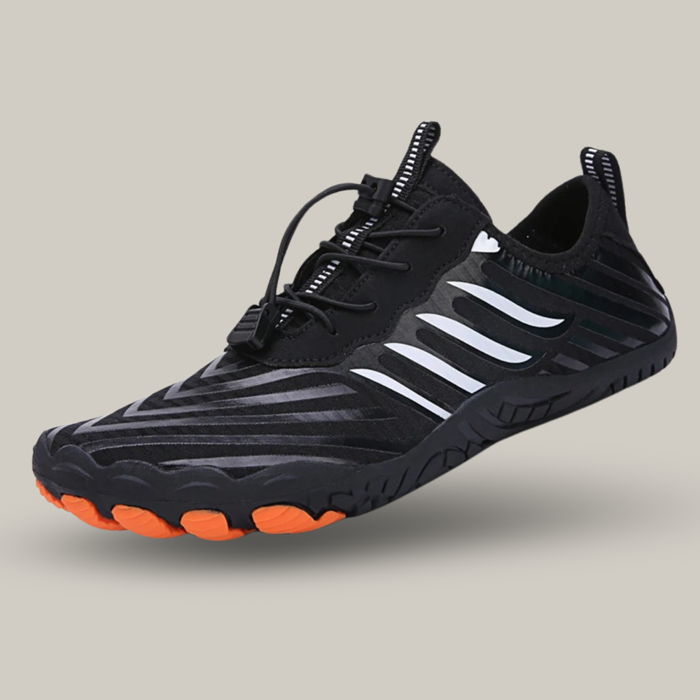 Vue de dessus, chaussures pieds nus sur sentier forestier