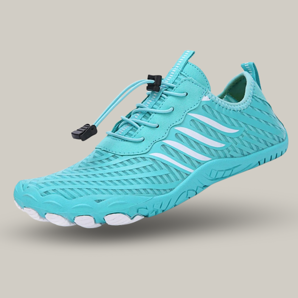 Chaussures légères en mesh, vue latérale sur herbe