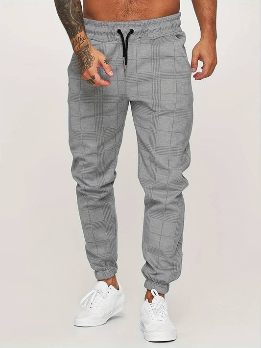 Gros plan sur les coutures du pantalon à carreaux