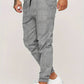 Pantalon de jogging à carreaux sur mannequin debout