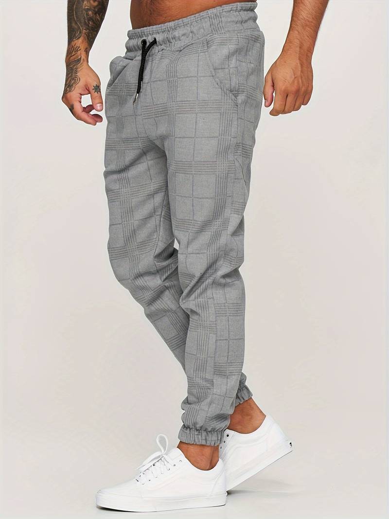 Pantalon de jogging à carreaux sur mannequin debout