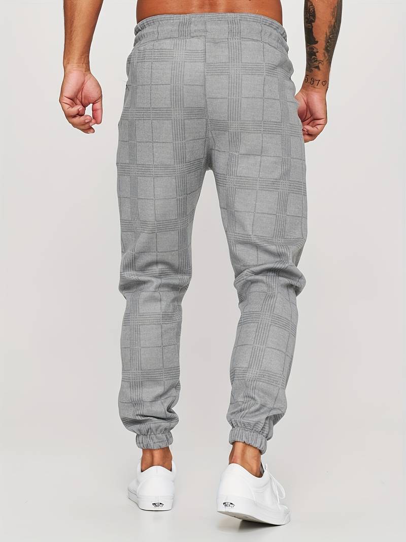 Pantalon de jogging à carreaux plié sur table