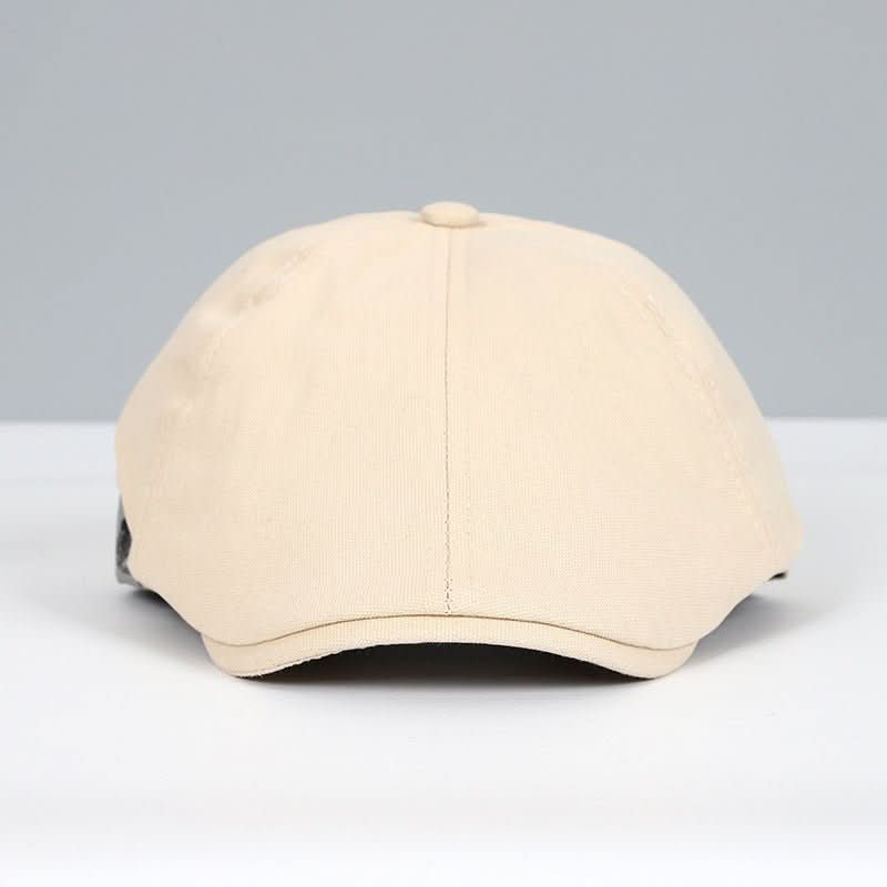 Béret en laine posé sur une table en bois