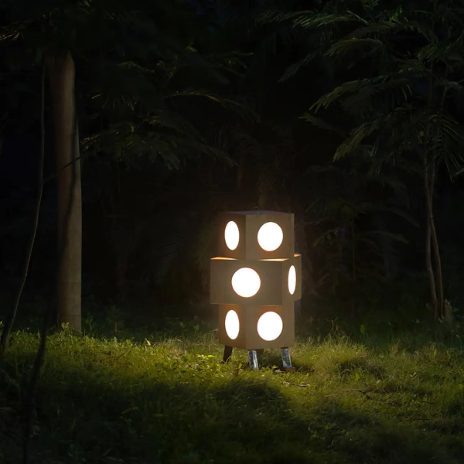 Détail des ouvertures rondes sur la lampe moderne