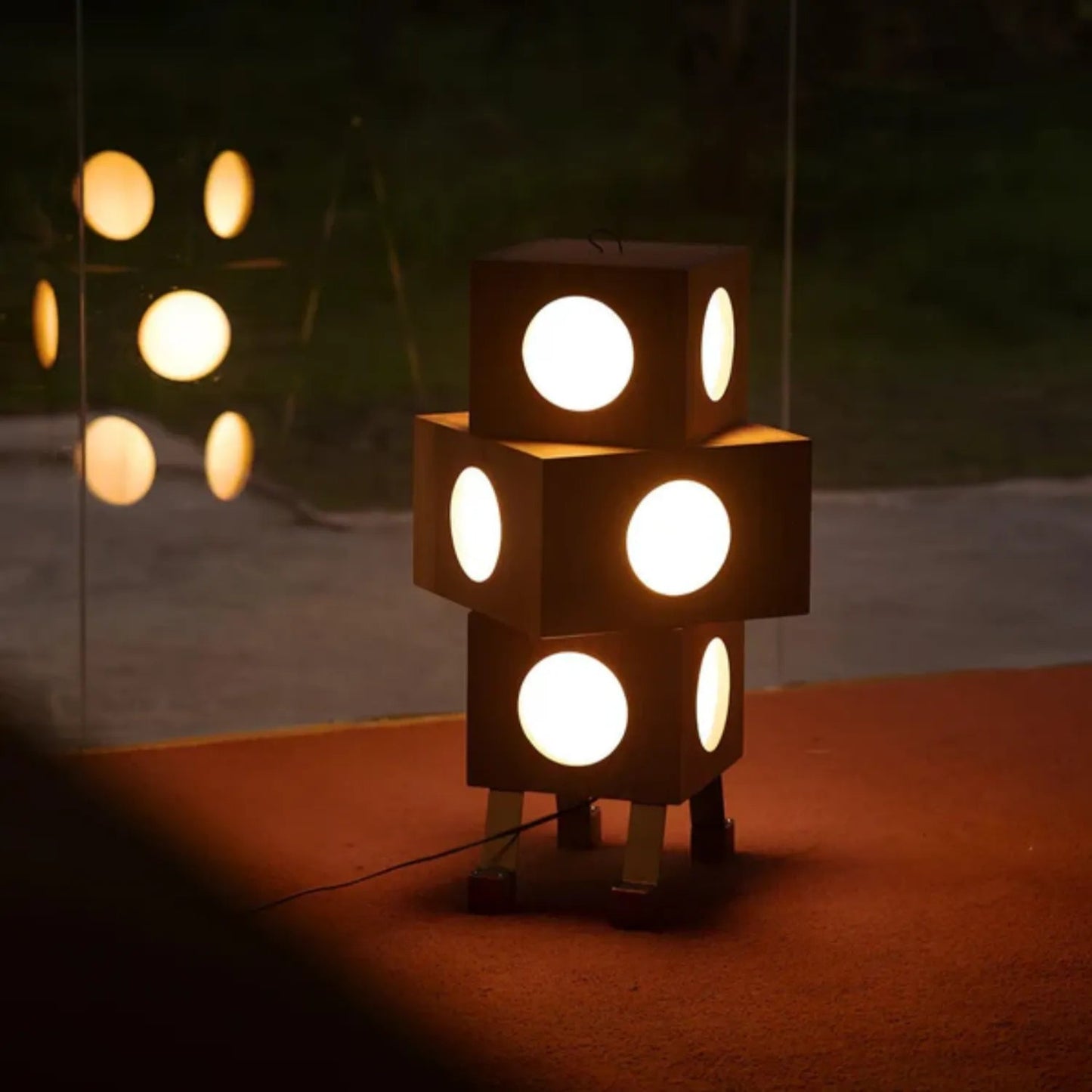 Lampe design dans un coin lecture d'un salon contemporain