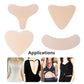 Patch en forme de cœur appliqué sur le décolleté