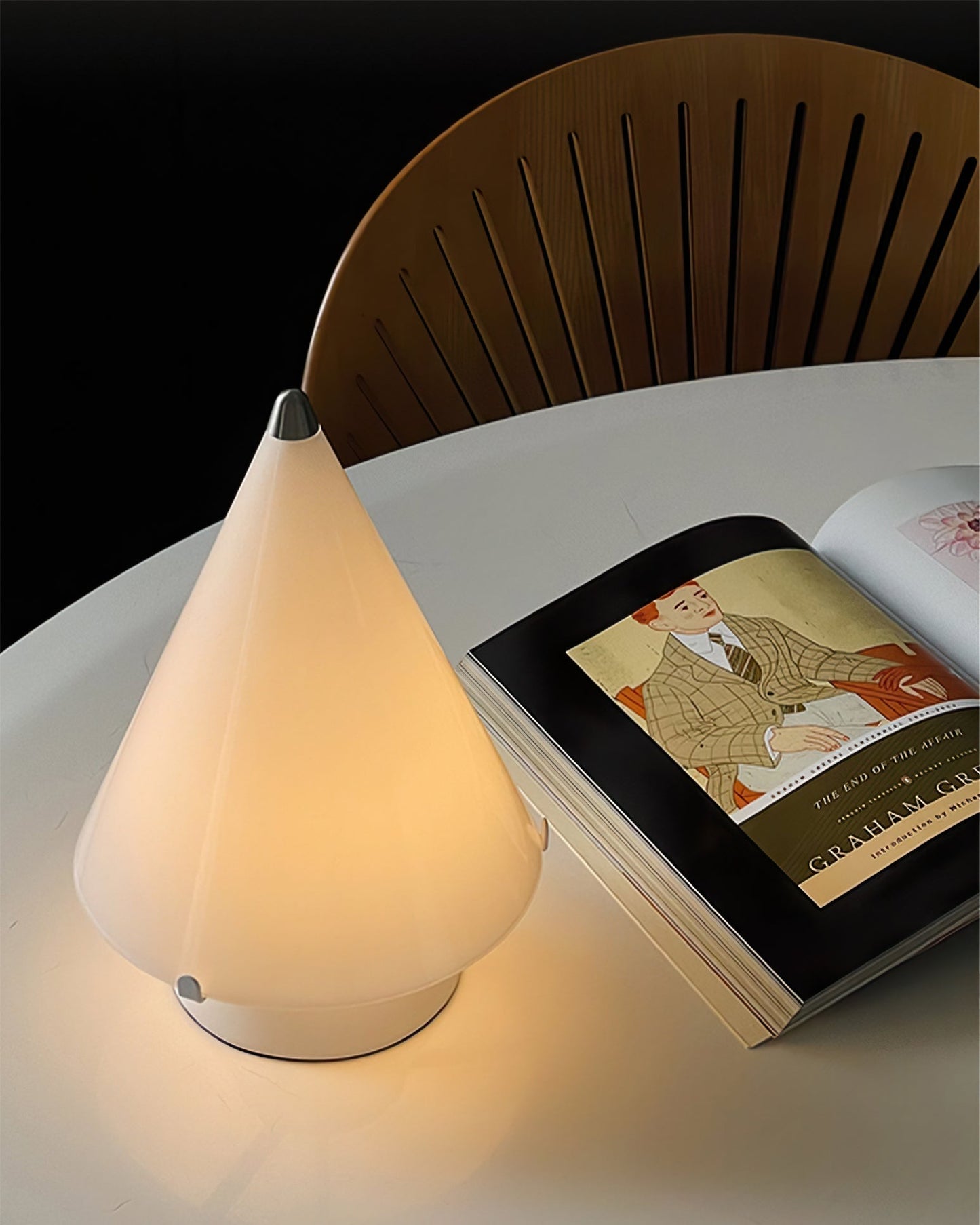 Lampe de table sur une surface en bois, éclairage doux