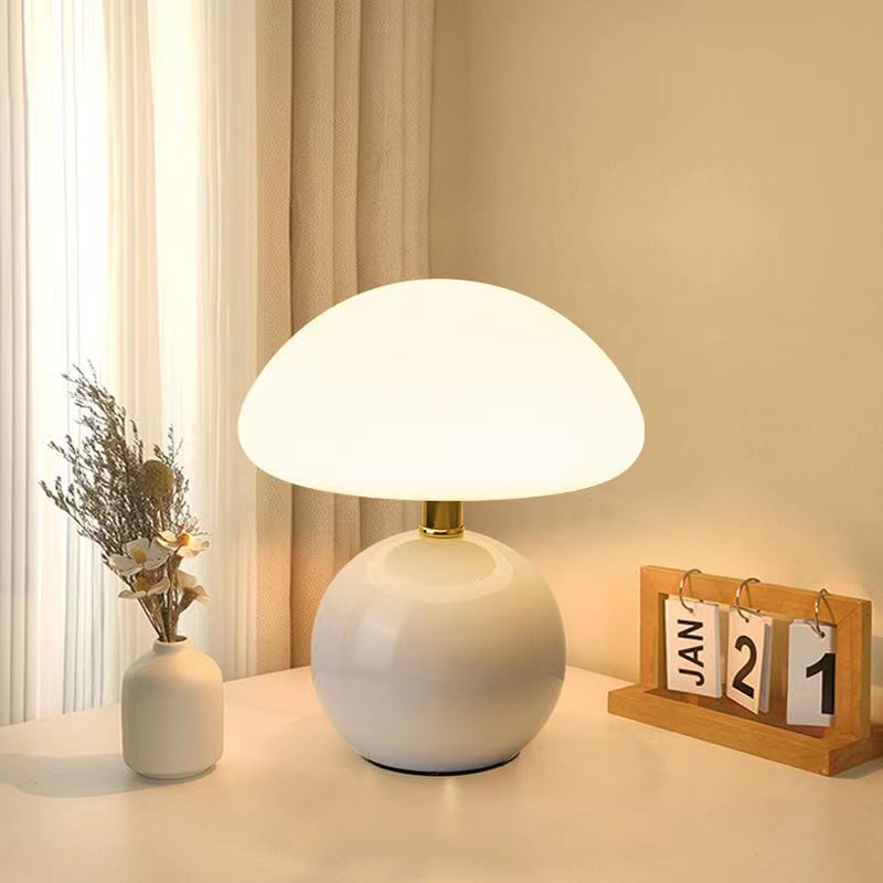 Lampe en céramique crème sur table en bois