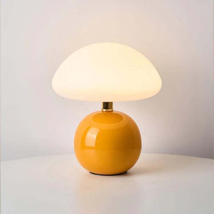 Lampe sur un bureau avec accessoires de bureau