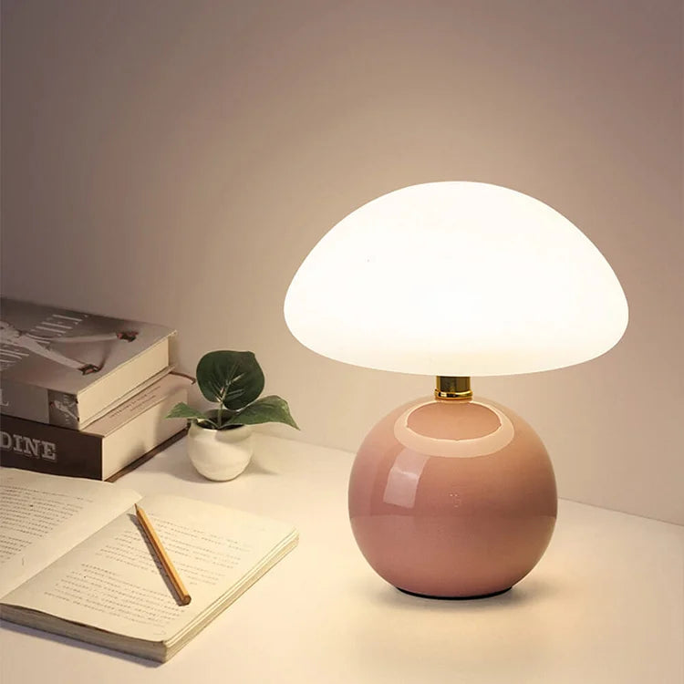 Lampe éclairant un coin de salon moderne