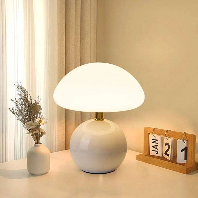 Lampe sur une étagère avec des livres