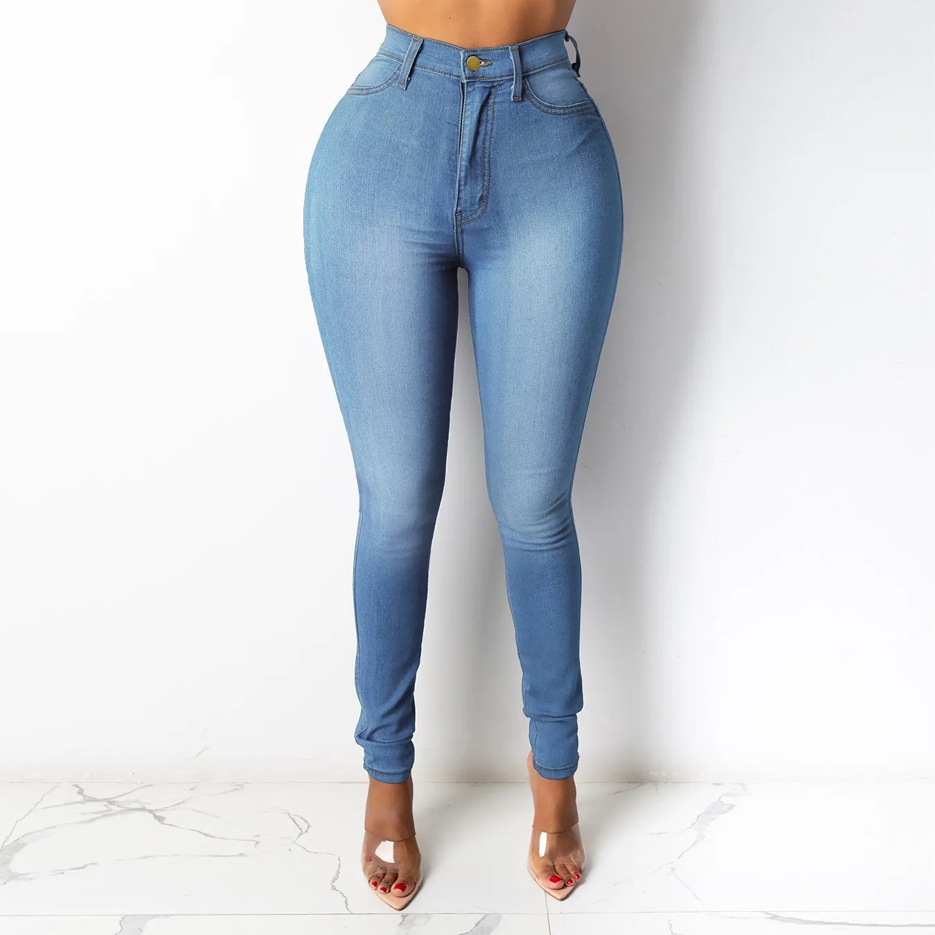Détail de la taille haute sur jeggings noirs